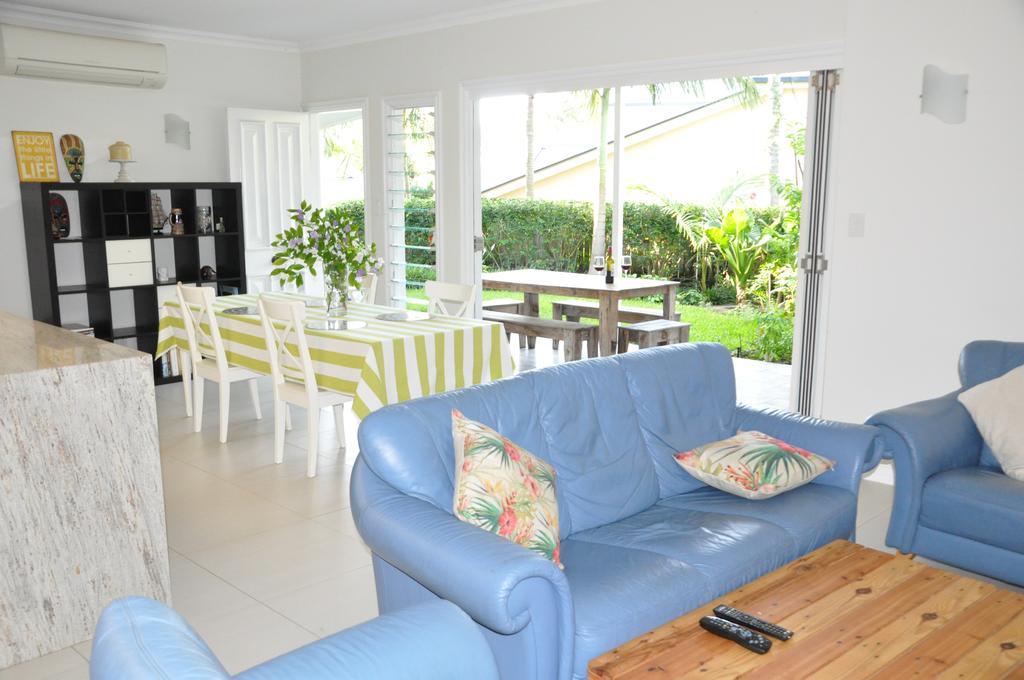 Modern 3 Bedroom Apartment In Traditional Queenslander , Patio, Leafy Yard, Pool Brisbane Eksteriør bilde